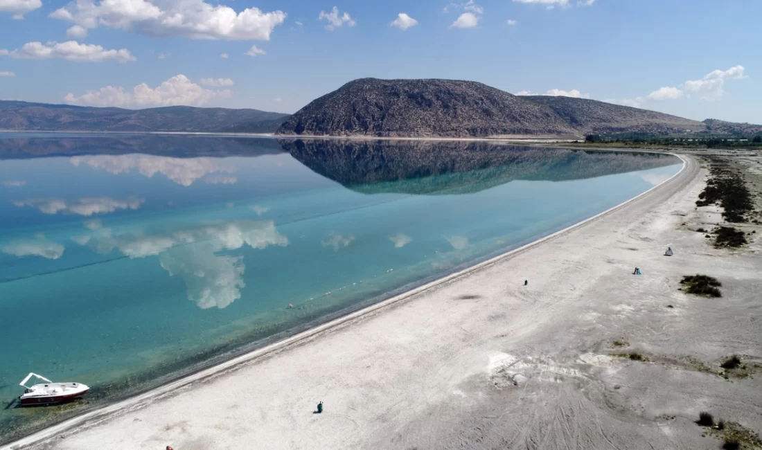Salda Gölü Koruma Derneği üyeleri, gölün su seviyesinin endişe verici
