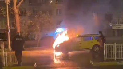 Yalova’da hareket halindeki takside çıkan yangın, itfaiye ekipleri tarafından söndürüldü.