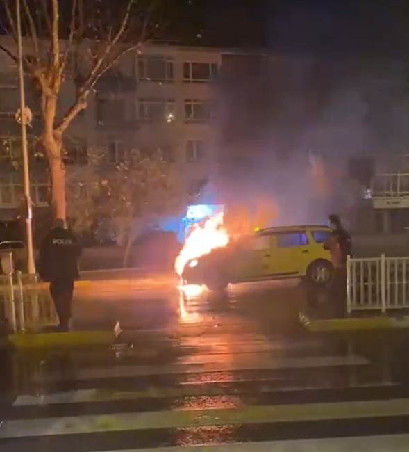 Yalova’da hareket halindeki takside çıkan yangın, itfaiye ekipleri tarafından söndürüldü.
