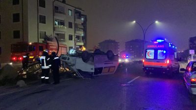 Karaman’da kontrolden çıkan minibüs, aydınlatma direğine çarparak takla attı. Kazada