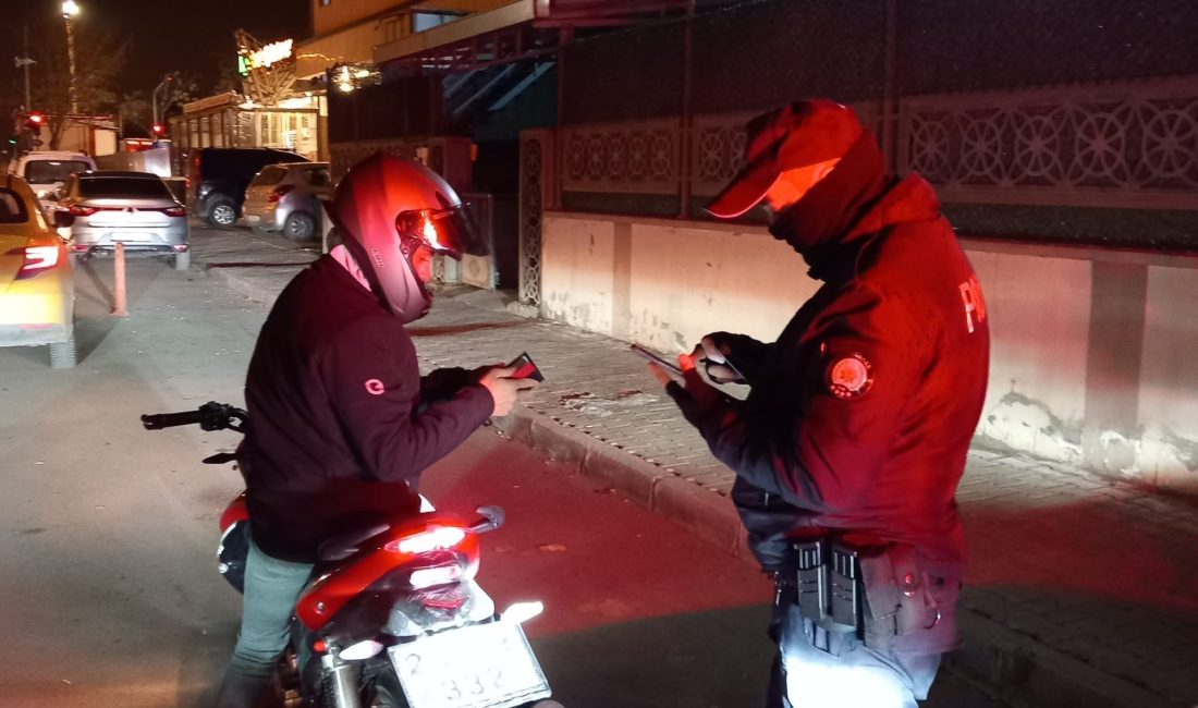 Erzincan’da kız yurtları önünde polis ekiplerince sıkı denetimler gerçekleştiriliyor. Erzincan