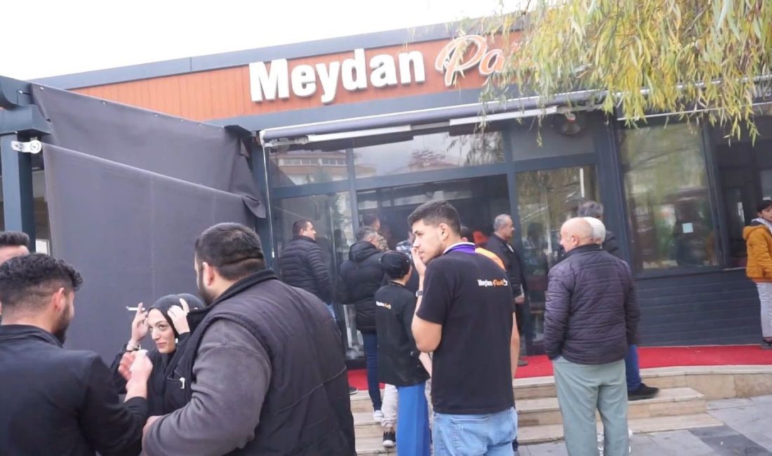 Burdur’un Gölhisar İlçesinde, Cumhuriyet Meydanında bulunan bir kafede çıkan yangın,