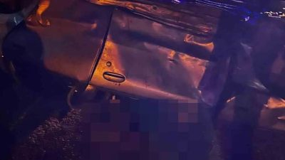 Denizli’nin Acıpayam ilçesinde gece saatlerinde kontrolden çıktıktan sonra savrulan otomobil,