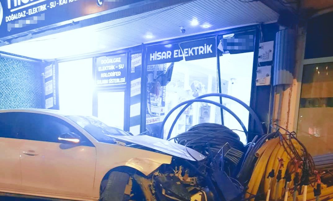 Burdur’un Gölhisar ilçesi Cumhuriyet Meydanı’nda seyir halindeyken sürücüsünün direksiyon hakimiyetini