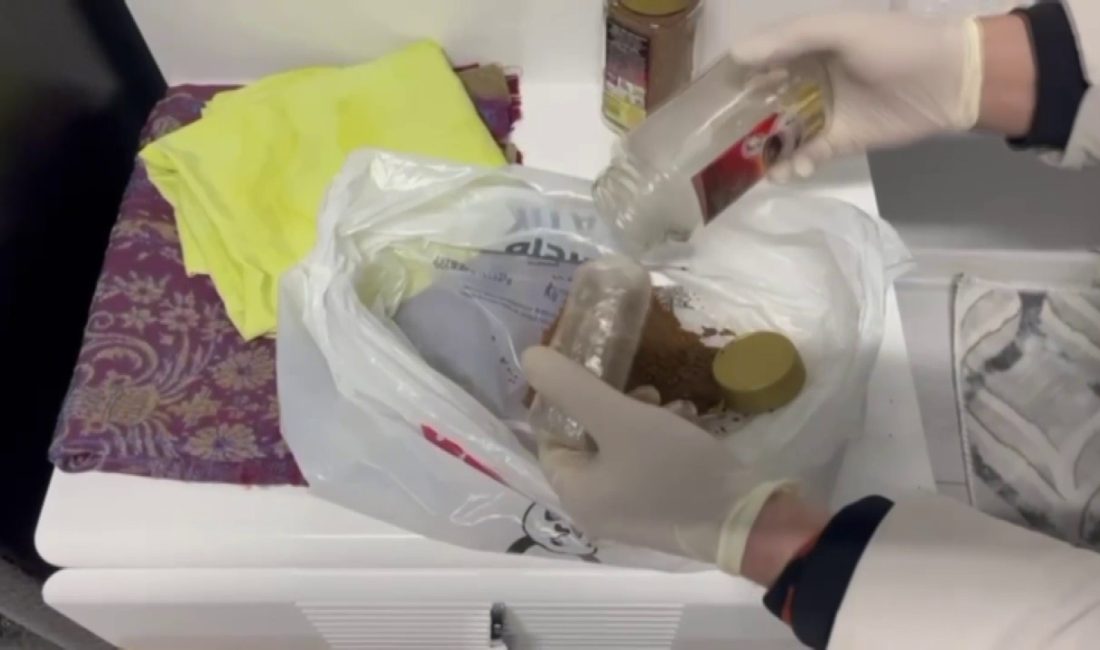 Karaman’da jandarmanın bir eve düzenlediği operasyonda, kahve dolu kavanoz içerisine