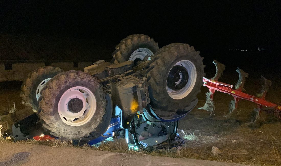 Karaman’da devrilen traktörün sürücüsü ölümden dönerken, kaza yerine gelen baba