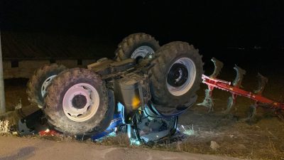Karaman’da devrilen traktörün sürücüsü ölümden dönerken, kaza yerine gelen baba