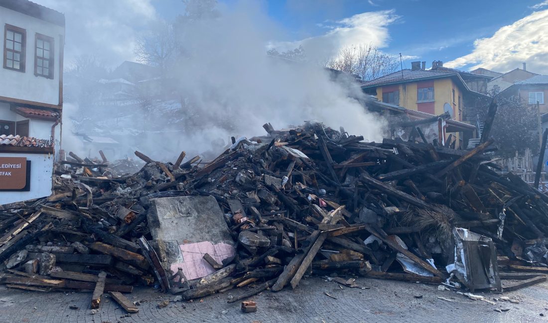 Çankırı’da çıkan yangında tarihi konak küle döndü. İtfaiye ekipleri tarafından