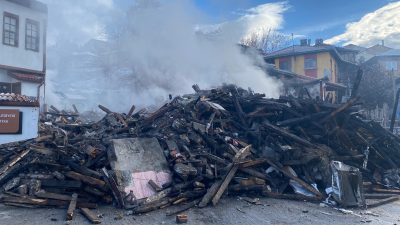 Çankırı’da çıkan yangında tarihi konak küle döndü. İtfaiye ekipleri tarafından