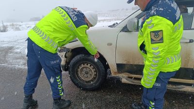 Bingöl’de jandarma ekiplerinin trafik denetimi sürüyor. Bingöl İl Jandarma Komutanlığı,