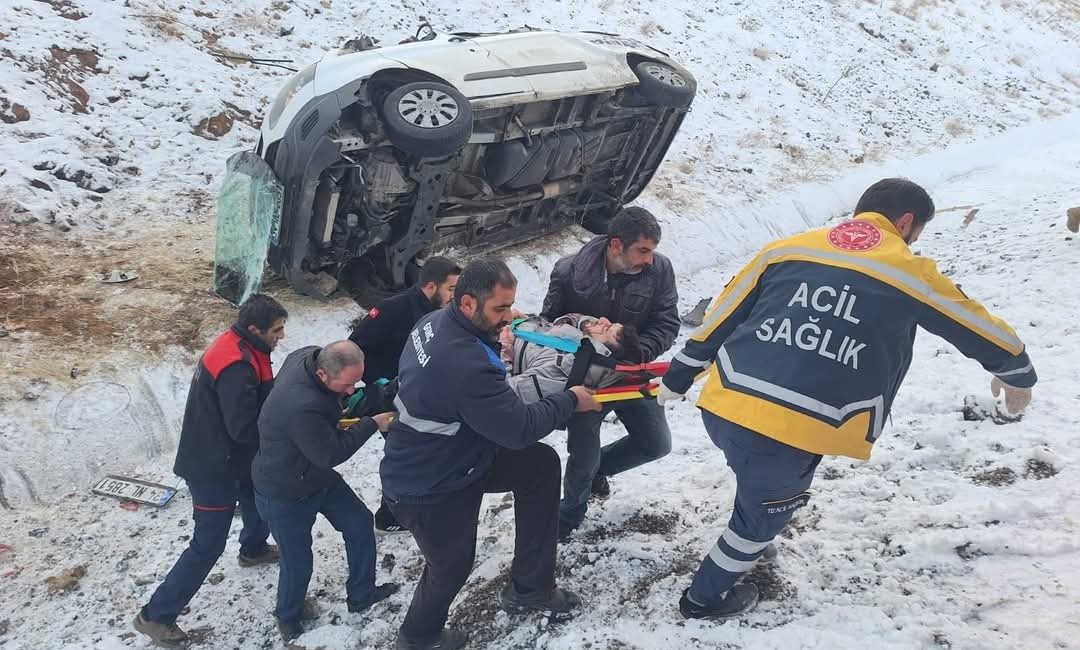 Bingöl’ün Genç ilçesinde buzlanmadan dolayı kontrolden çıkan otomobil yan yattı.
