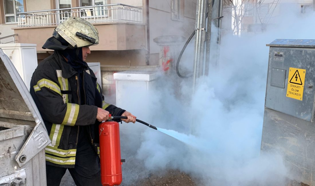 Karaman’da elektrik panosuna giden kabloların tutuşması sonucu çıkan yangın sokak