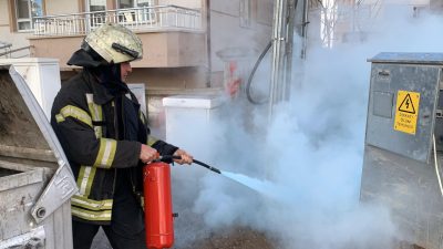 Karaman’da elektrik panosuna giden kabloların tutuşması sonucu çıkan yangın sokak