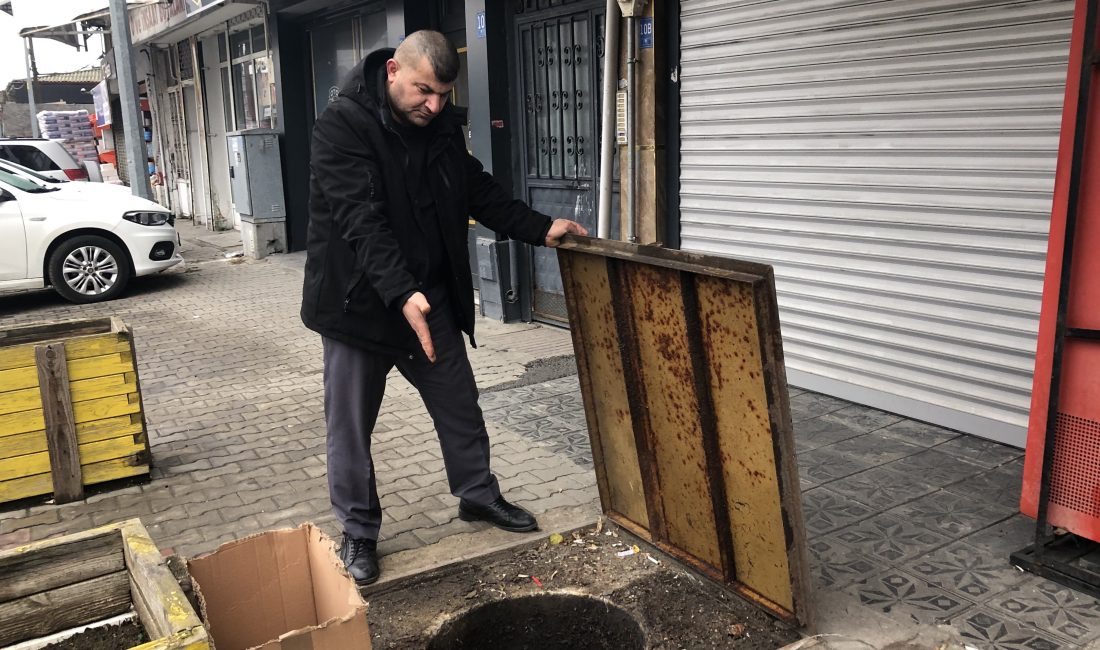 Tekirdağ’ın Çorlu ilçesinde bir vatandaş, sağanak yağışlarda lağım suyu basan