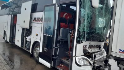 Niğde’de yolcu otobüsünün tıra çarpması sonucu 8 kişi yaralandı. Edinilen