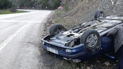 Bolu’da gizli buzlanma nedeniyle sürücüsünün kontrolünden çıkan otomobil takla attı.