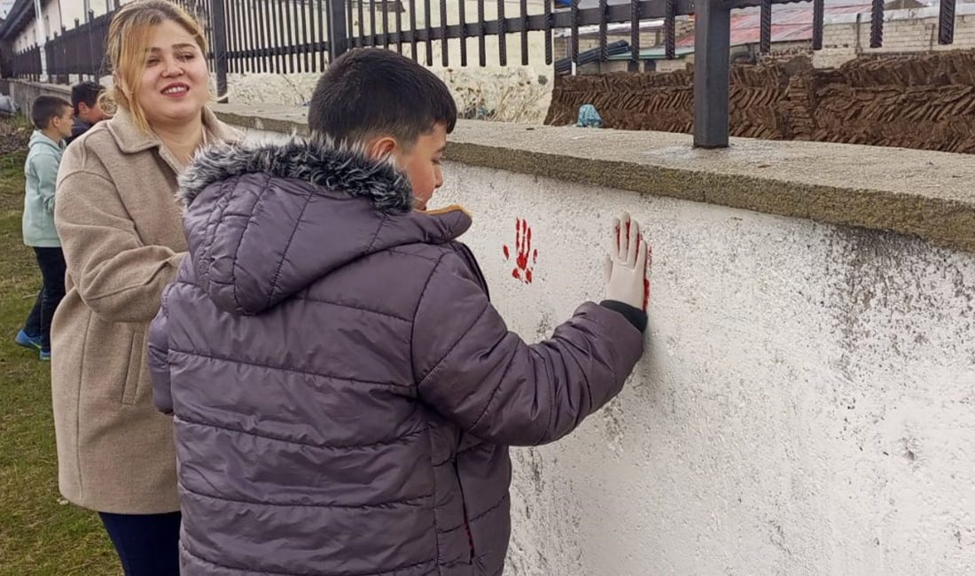 Ardahan’ın Çıldır ilçesinde 2 Nisan Otizm Farkındalık günü kapsamında ilkokul