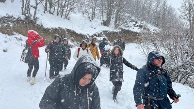 Çorum’un Oğuzlar ilçesinde bir araya gelen doğaseverler, beyaz örtüyle kaplanan
