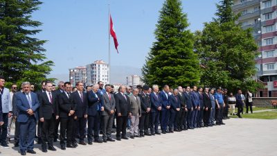 Kurban Bayramı dolayısıyla Vali Cahit Çelik ve il protokolü şehitliği