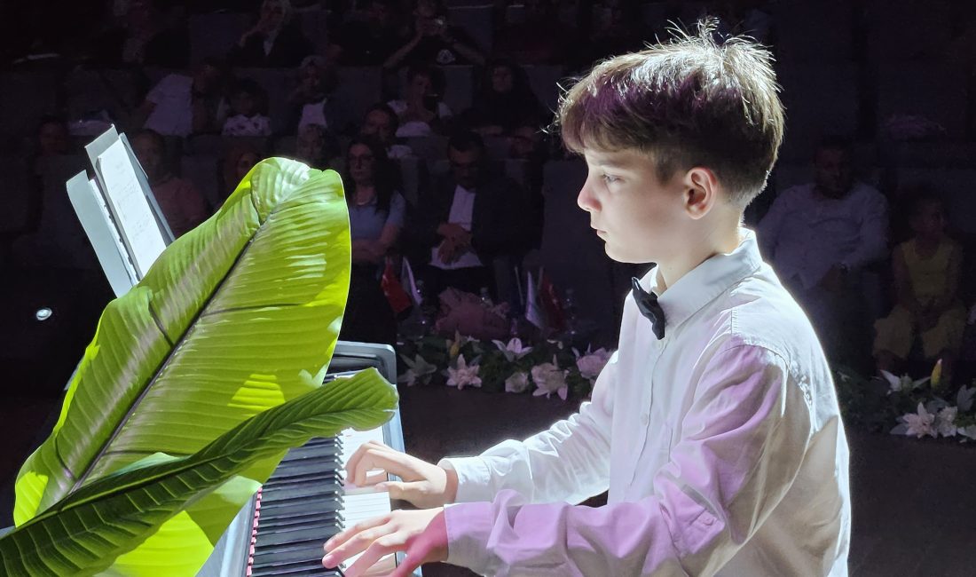 Başiskele Belediyesi Türkiye Yüzyılı Gençlik Merkezi Müzik Okulları’nın mezuniyet etkinliği