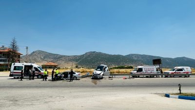Burdur-Antalya Kara yolunda geçtiğimiz gün meydana gelen ve 2 otomobilin