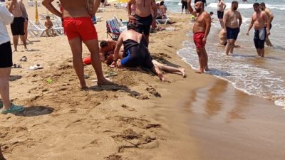 Sinop’ta serinlemek için denize giren bir kişi boğulma tehlikesi geçirdi.