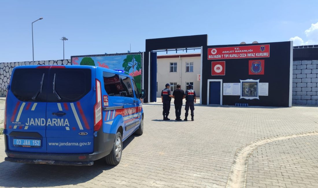 Afyonkarahisar’da çeşitli suçlardan hapis cezasıyla aranan bir şahıs jandarmanın takibi