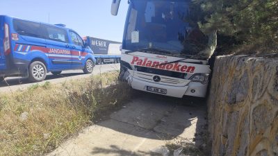 Afyonkarahisar’da yolcu otobüsü otomobil ve tırın karıştığı zincirleme kazada 7