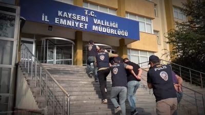 Kayseri İl Emniyet Müdürlüğü ekiplerince 2 kişiyi dolandırdığı tespit edilen