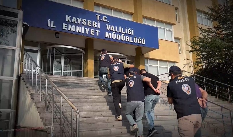 Kayseri İl Emniyet Müdürlüğü ekiplerince 2 kişiyi dolandırdığı tespit edilen