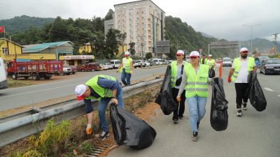 Artvin’in Hopa ilçesinde Karadeniz Sahil Yolu kenarında tır parkı nedeniyle