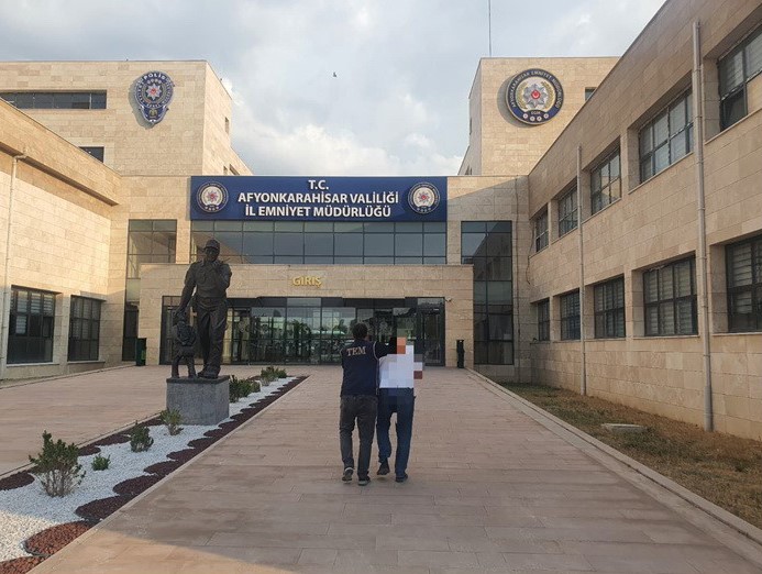 Afyonkarahisar’da polis tarafından düzenlenen operasyonda Fethullahçı Terör Örgütünün sözde askeri