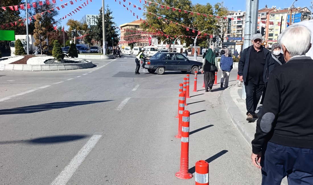 Afyonkarahisar'da kadın trafik polisinin yolda aniden stop eden otomobili tek