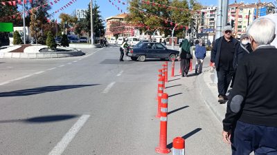 Afyonkarahisar'da kadın trafik polisinin yolda aniden stop eden otomobili tek