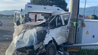 Muğla’da, Büyükşehir Belediyesine ait havalimanı otobüsü ile bir minibüsün çarpışması