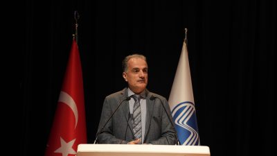 Sakarya Üniversitesinde bilimsel üretkenliğiyle öne çıkan akademisyenler ödüllerini aldı.