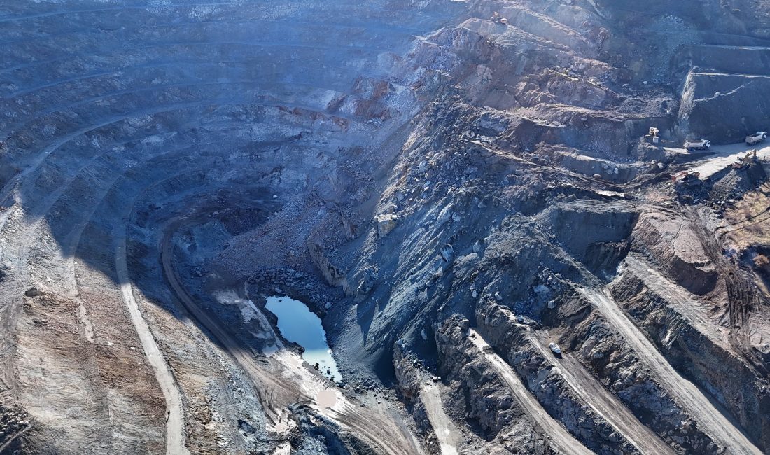 Sivas'ın Divriği ilçesindeki demir madeninde meydana gelen göçükte toprak altında