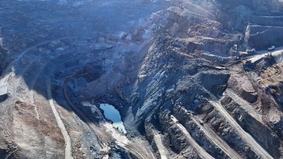 Sivas'ın Divriği ilçesindeki demir madeninde meydana gelen göçükte toprak altında