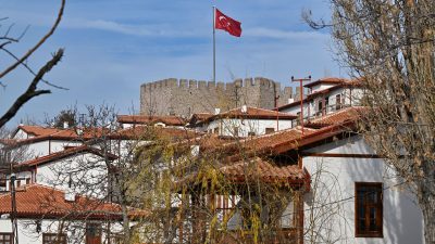 Ankara Büyükşehir Belediyesi (ABB) tarafından Ankara Kalesi’nde yürütülen “Sokak Sağlıklaştırma