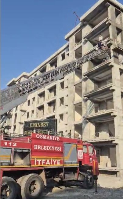 Osmaniye'de uzun süre kesilen elektrik nedeniyle 2 ayrı inşaatın iskelesinde