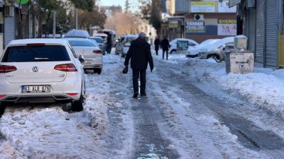 Şanlıurfa'nın Siverek ilçesinde iki gün aralıksız yağan yoğun kar yağışı