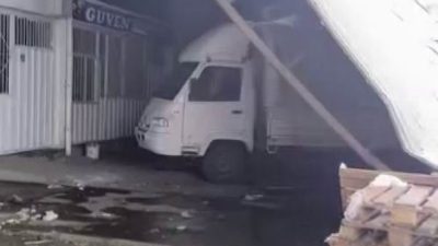 Diyarbakır'da etkili olan kar yağışı nedeniyle yeni halin çatısı çöktü.