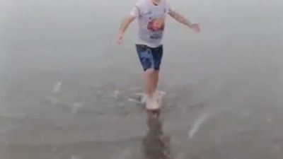 Kastamonu'da 54 yaşındaki bir vatandaş, kar yağışı altında denize girip