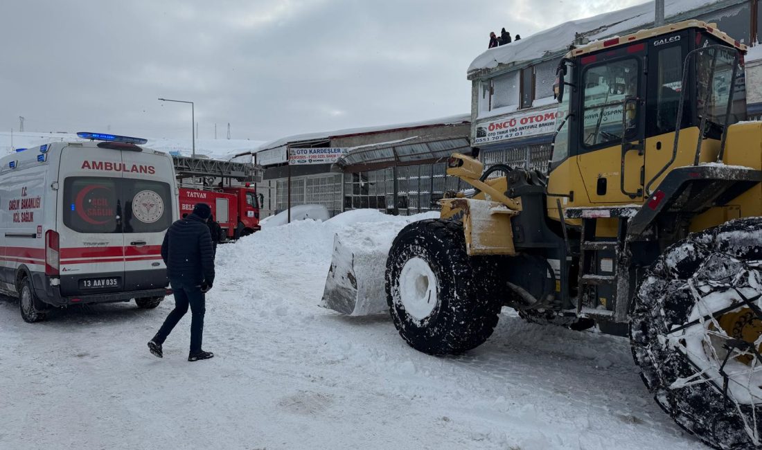 Bitlis'in Tatvan ilçesinde karın ağırlığına dayanamayan bir iş yerinin çatısının