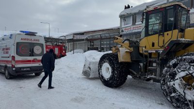 Bitlis'in Tatvan ilçesinde karın ağırlığına dayanamayan bir iş yerinin çatısının