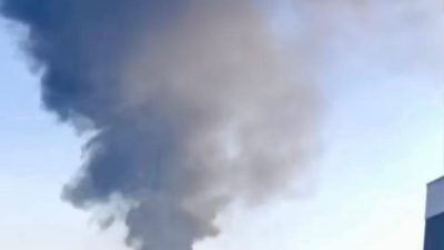 Ankara'da açık arazide atık plastik kasaların yakılması nedeniyle çıkan yangına