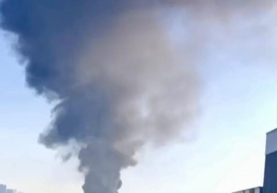 Ankara'da açık arazide atık plastik kasaların yakılması nedeniyle çıkan yangına