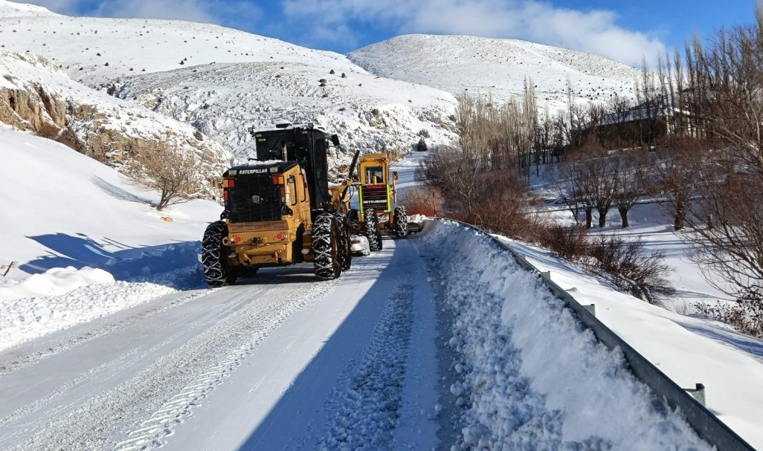 Kayseri Büyükşehir Belediyesi; gece saatlerinde kent genelinde etkili olan kar