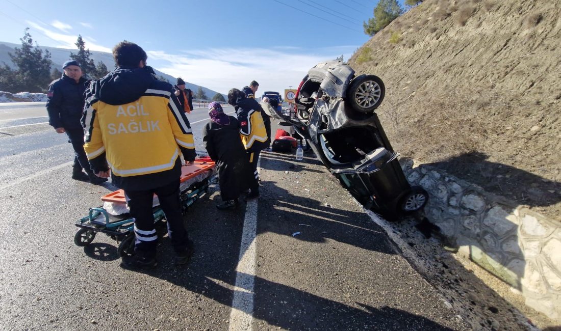 Kastamonu'nun Hanönü ilçesinde otomobilin buzlanan yolda takla atarak ters dönmesi