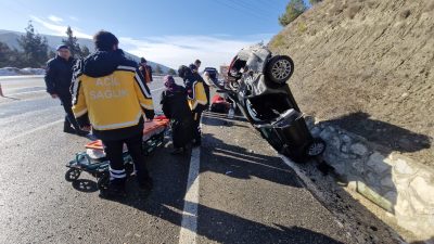 Kastamonu'nun Hanönü ilçesinde otomobilin buzlanan yolda takla atarak ters dönmesi